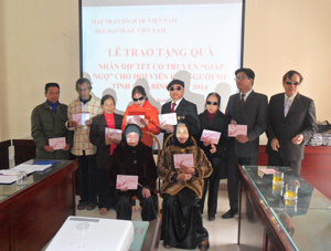 Lãnh đạo Trung ương Hội Người mù Việt Nam tặng quà cho hội viên thành phố Hoà Bình.